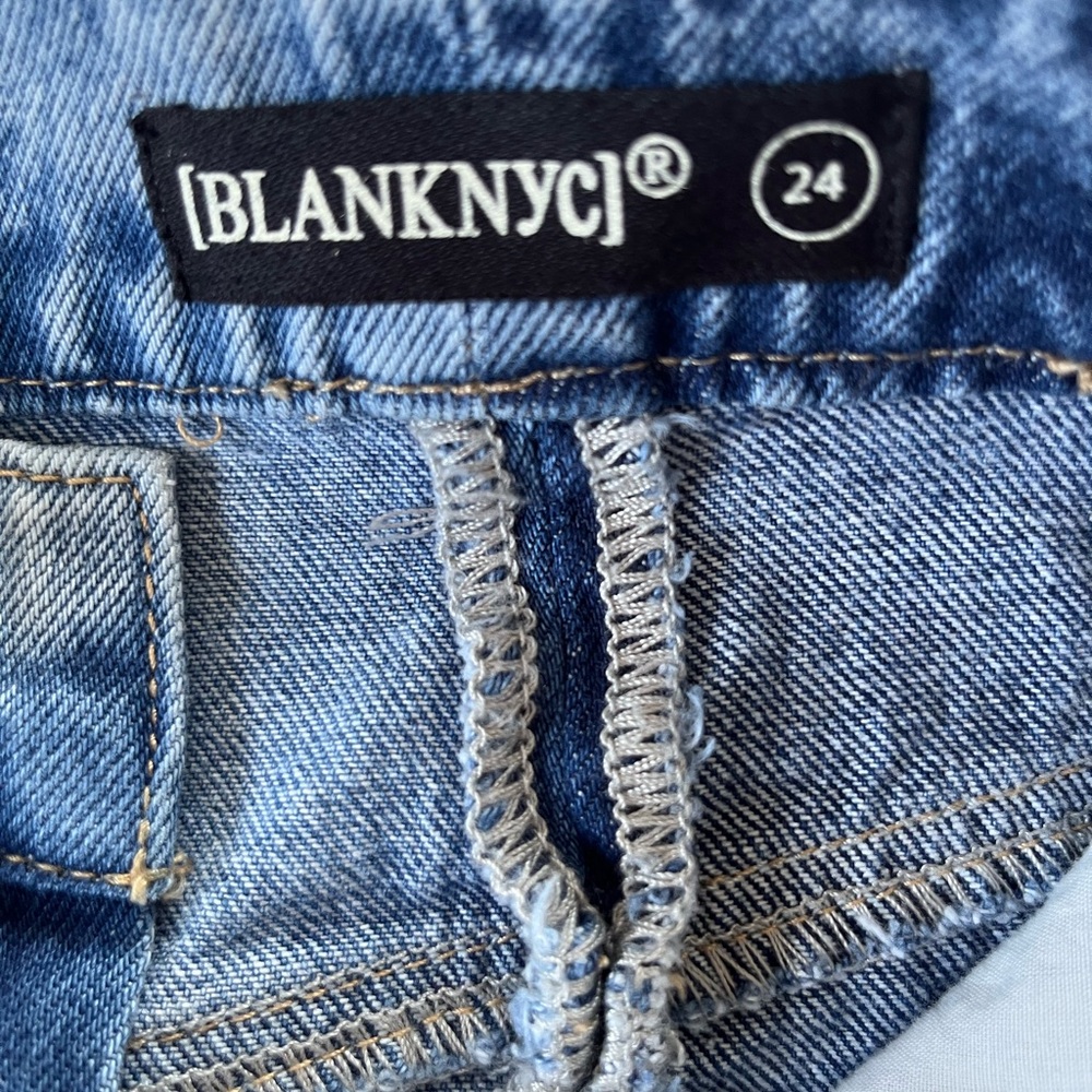 BLANK NYC Fray Hem Barrel Leg Jeans Size 24 Piece By Piece Blue NWT - Picture 6 of 9